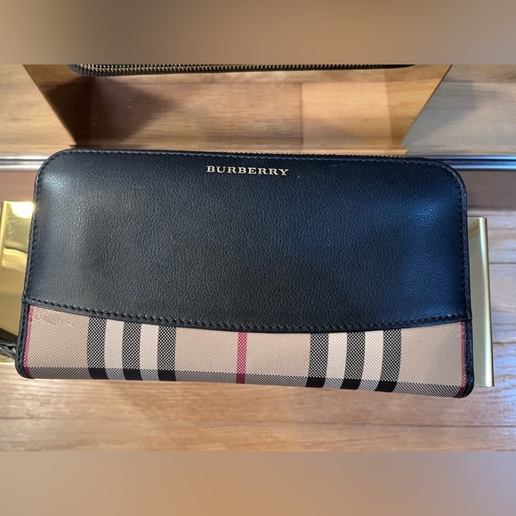 Burberry Pre-Loved Black and Tan Wallet - Picture 5 of 11